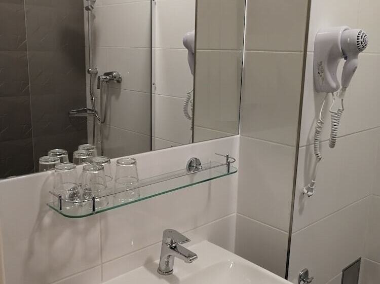 Quarto Quádruplo Estandar, Pension Akat