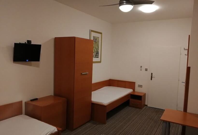 Quarto Quádruplo Estandar, Pension Akat