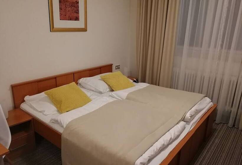 Quarto Quádruplo Estandar, Pension Akat