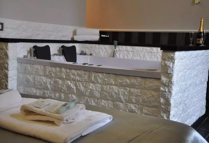 سوئیت با وان آب گرم, Navona Nice Room