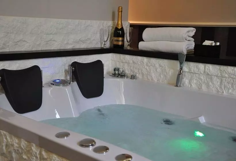 سوئیت با وان آب گرم, Navona Nice Room