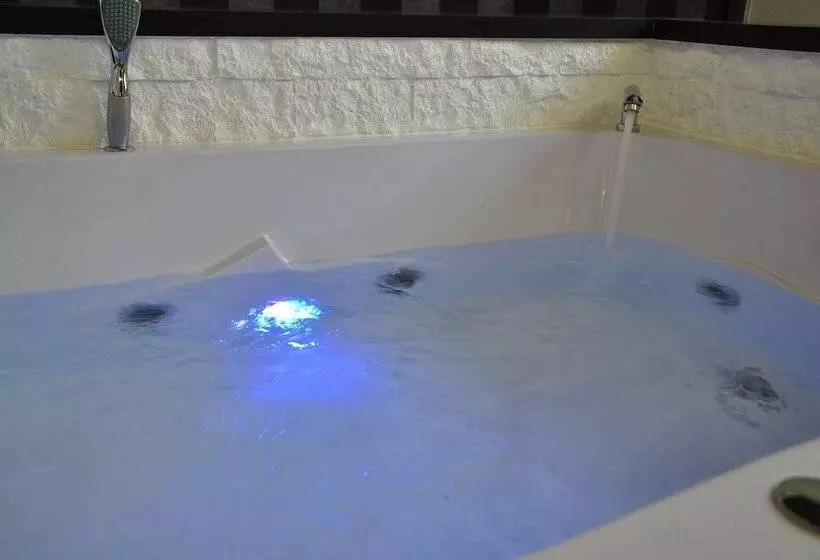 سوئیت با وان آب گرم, Navona Nice Room