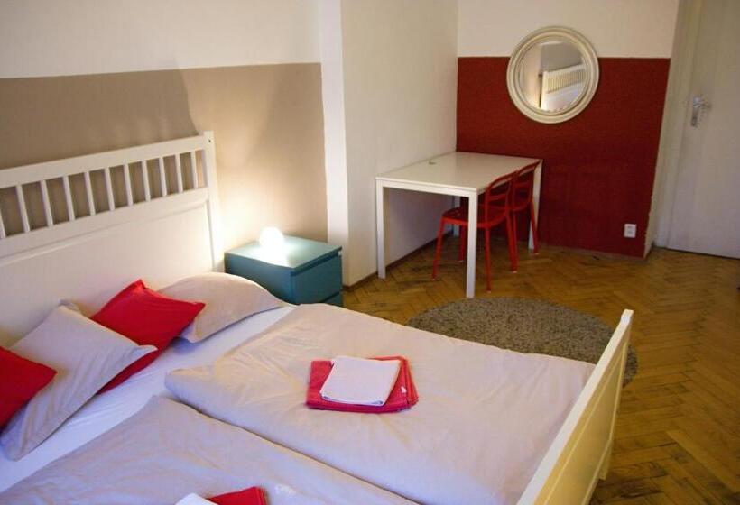 Quarto Estandar Banheiro Compartilhado, Budget Apartment