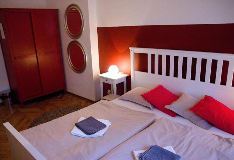 Quarto Estandar Banheiro Compartilhado, Budget Apartment