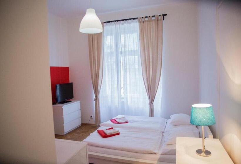 Escritório Estándar, Budget Apartment