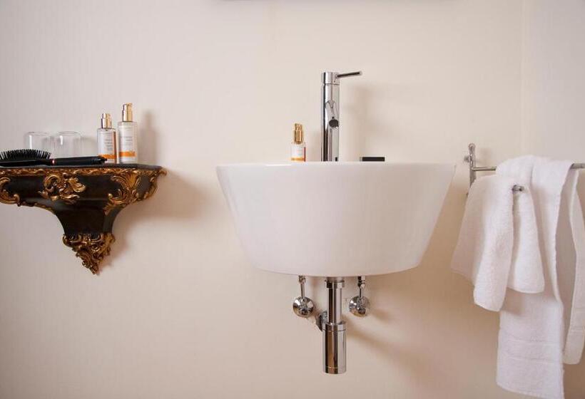 اتاق راحتی, Das Hotel In München