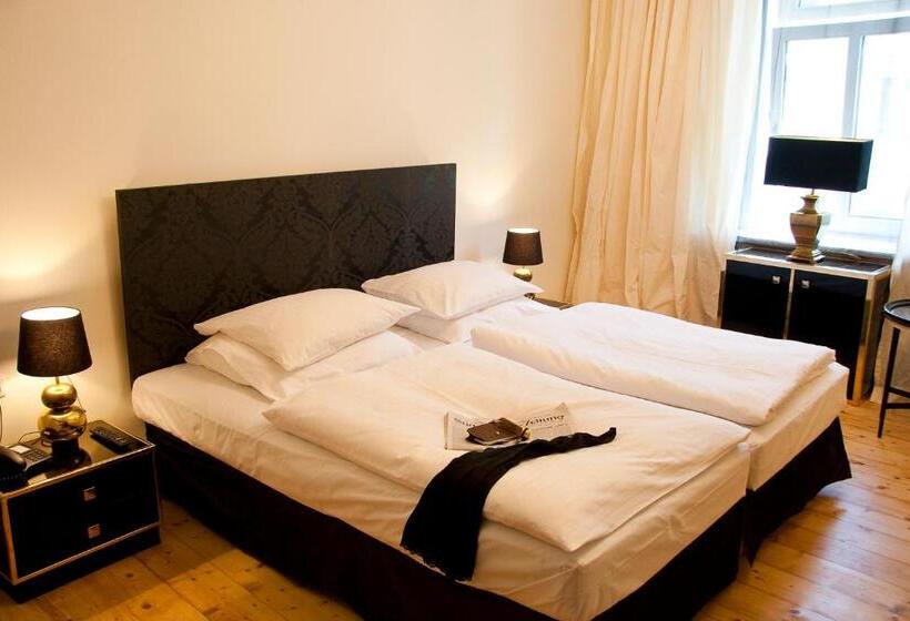 اتاق راحتی, Das Hotel In München
