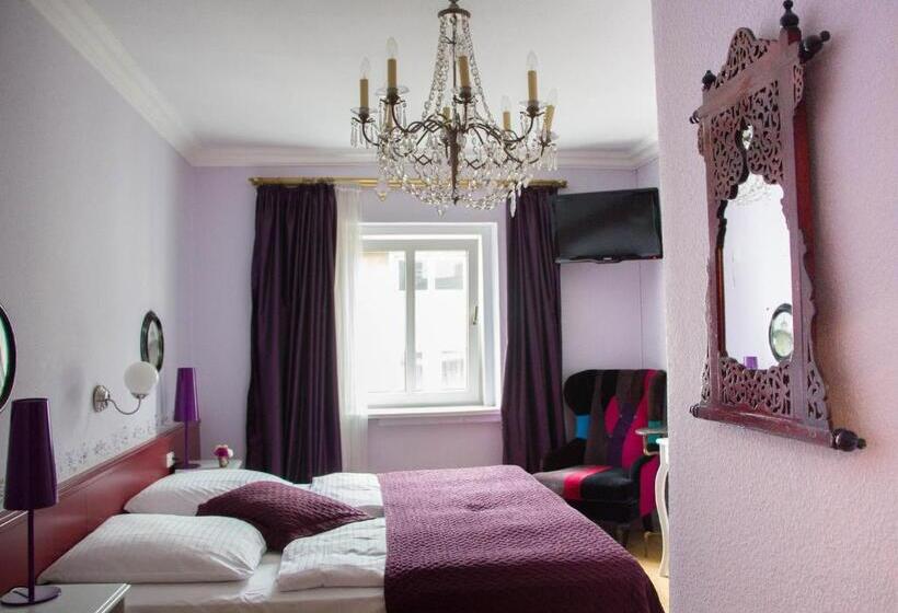 اتاق عادی, Das Hotel In München