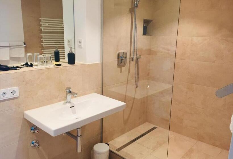 اتاق سوپریور, Das Hotel In München