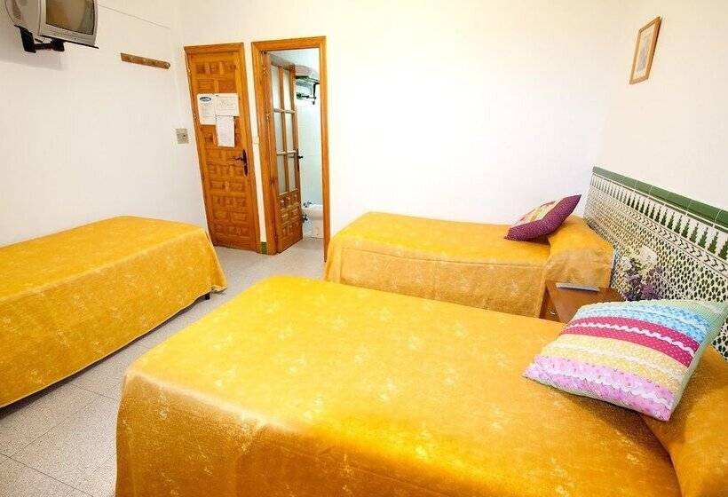 Номер Стандарт Трехместный, Hostal Estacion