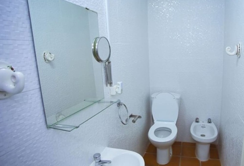 اتاق استاندارد سه نفره, Pensión Santa María La Blanca