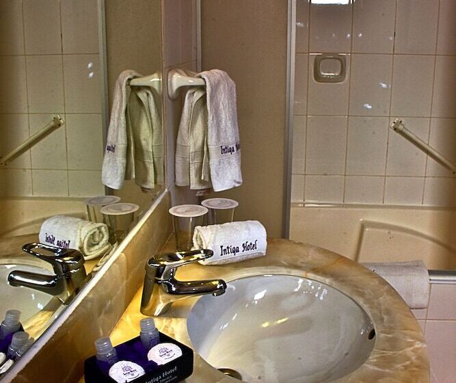 スタンダードトリプルルーム, Intiqa