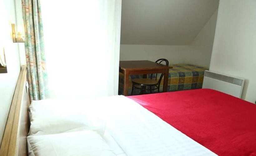 标准三人间, Restaurant Maison Blanche