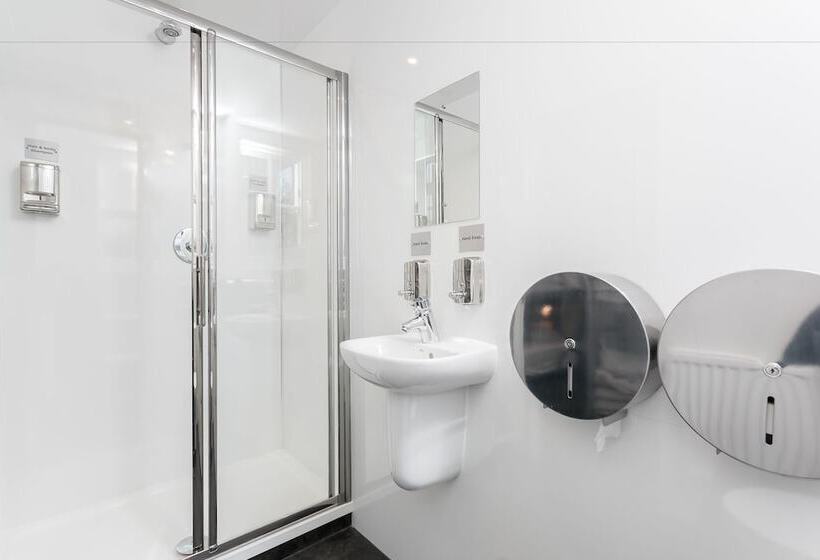 تختخواب در اتاق مشترک, West End