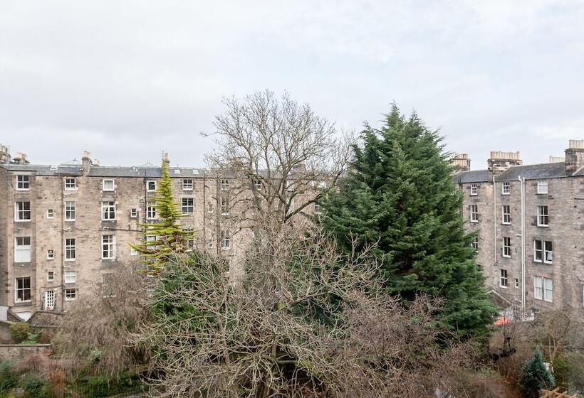 تختخواب در اتاق مشترک, West End