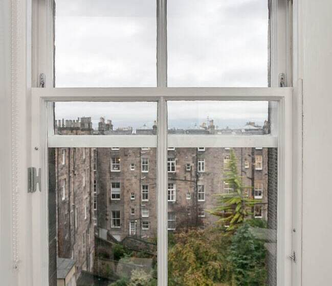 تختخواب در اتاق مشترک, West End