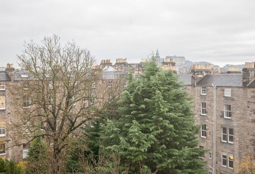 تختخواب در اتاق مشترک, West End