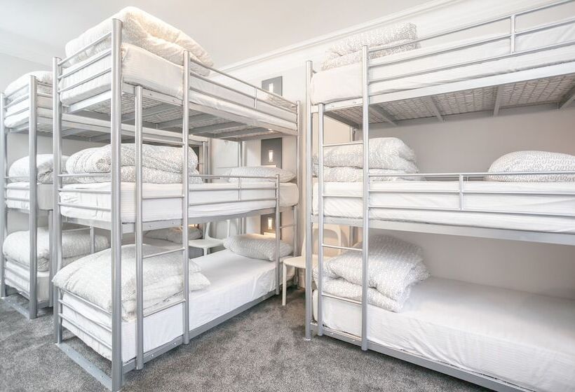 تختخواب در اتاق مشترک, West End