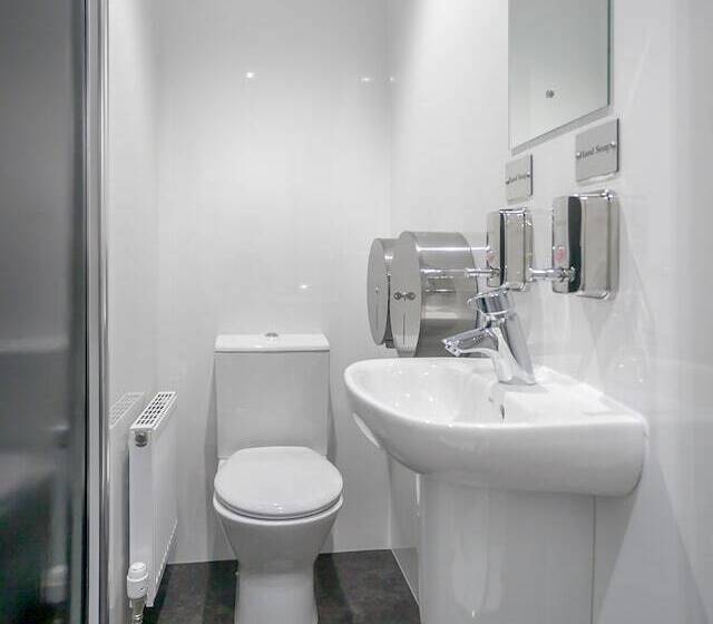 تختخواب در اتاق مشترک, West End