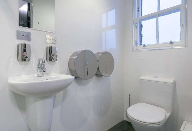 تختخواب در اتاق مشترک, West End