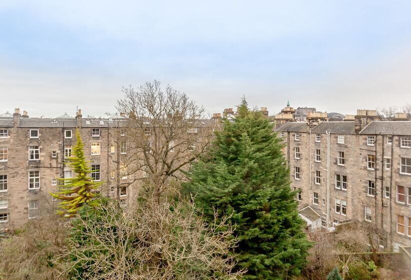 تختخواب در اتاق مشترک, West End