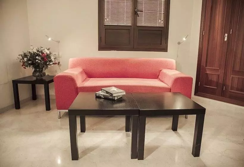 Standard-studio, Rey De Sevilla Flats Macarena