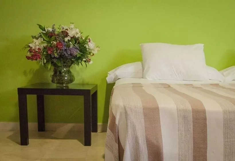 Standard-studio, Rey De Sevilla Flats Macarena