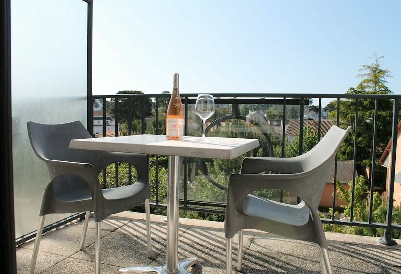 스탠다드 스튜디오 (테라스구비), Adonis La Baule