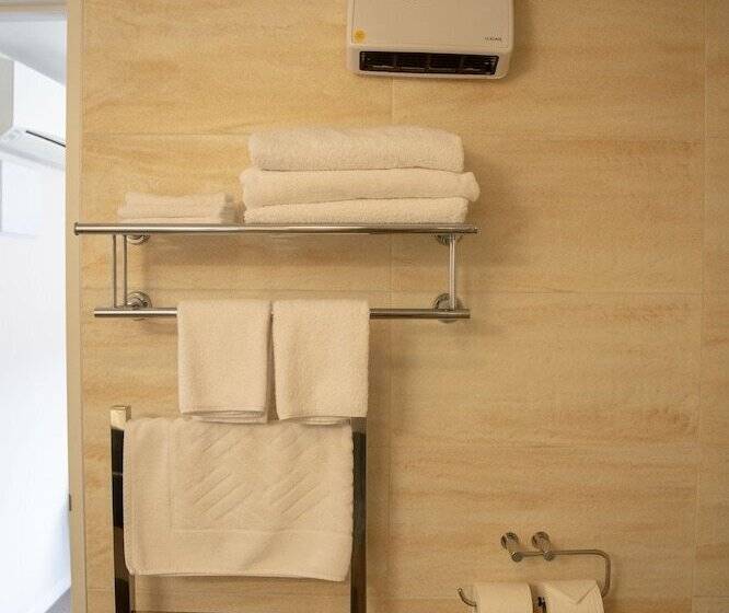 חדר אקזקיוטיב, Alexander Inn