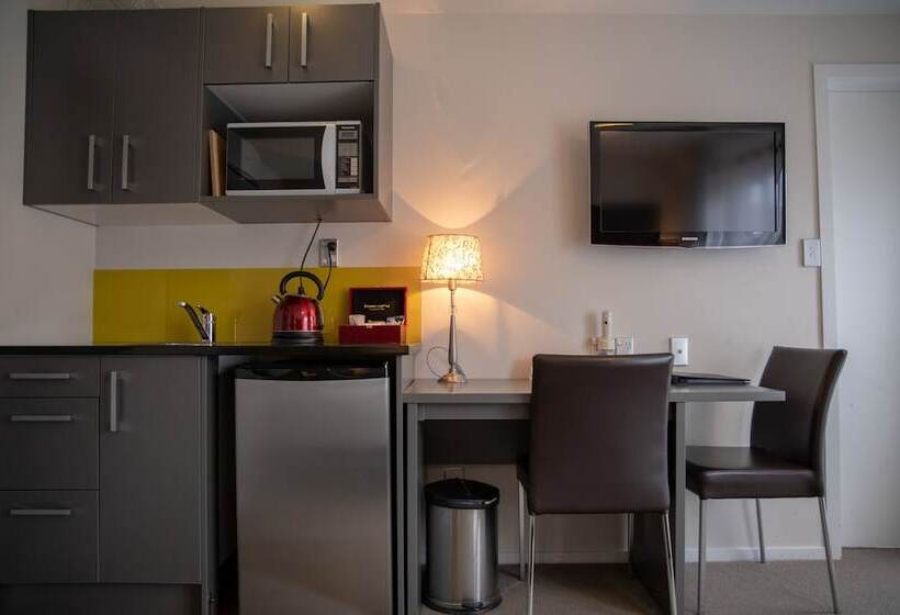 חדר אקזקיוטיב, Alexander Inn