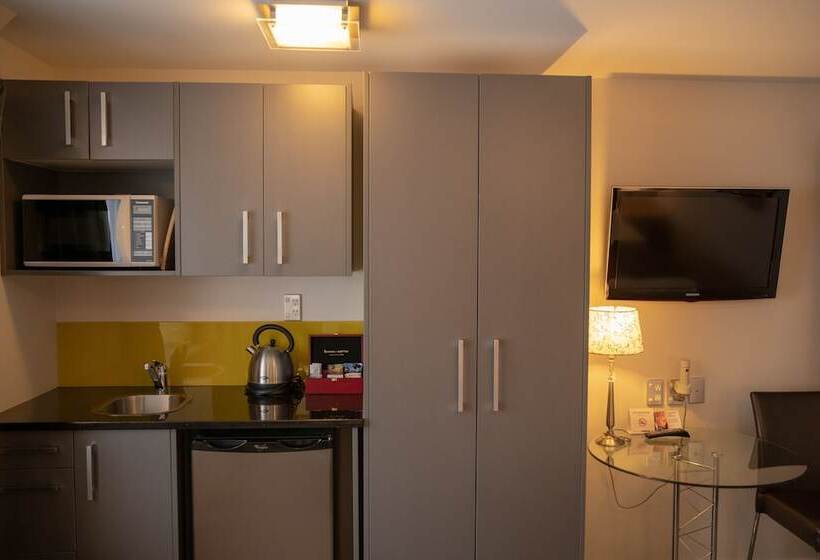 חדר אקזקיוטיב, Alexander Inn