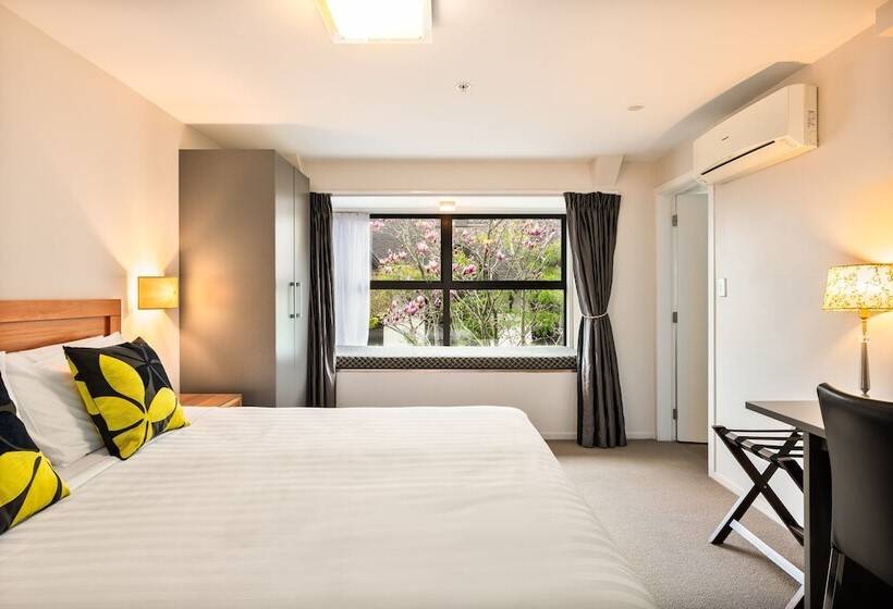 חדר אקזקיוטיב, Alexander Inn