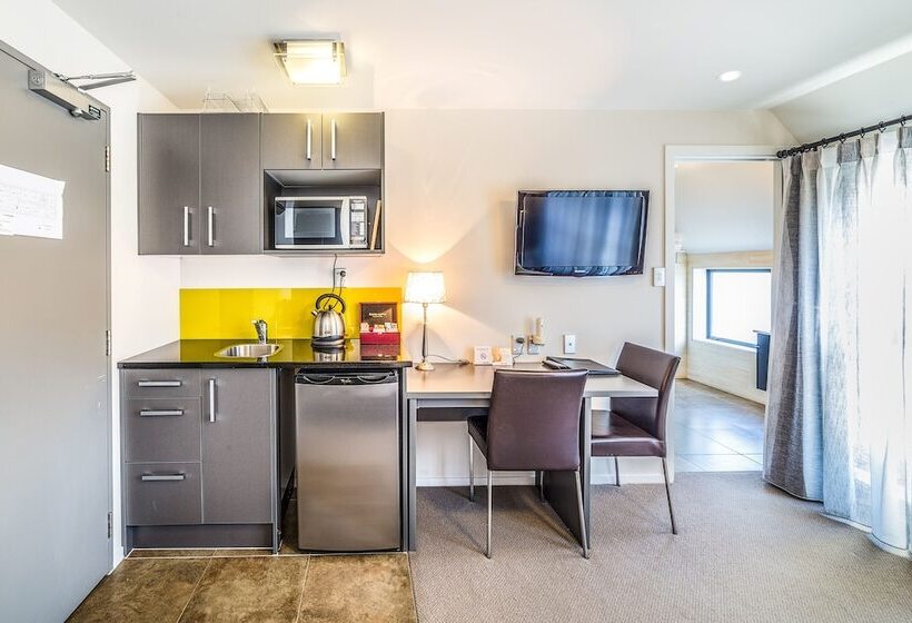 חדר אקזקיוטיב, Alexander Inn