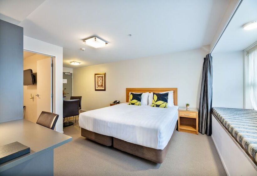 סוויטה, Alexander Inn