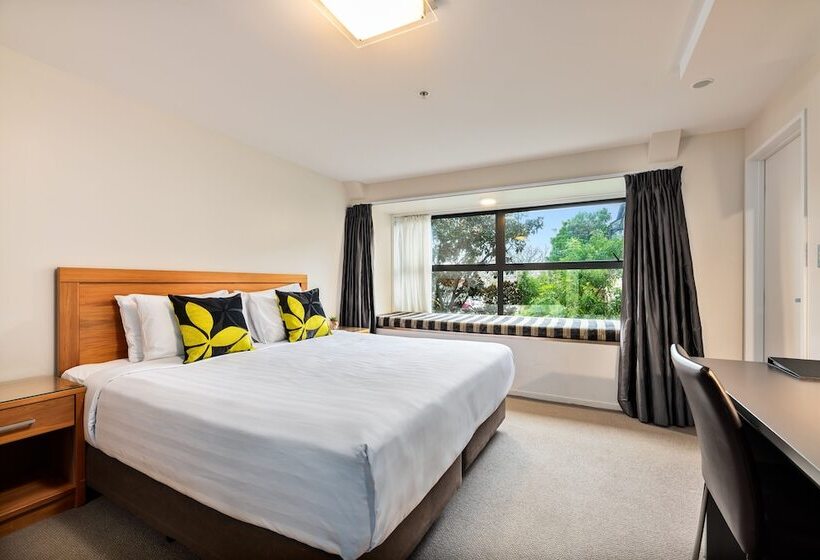 סוויטה, Alexander Inn