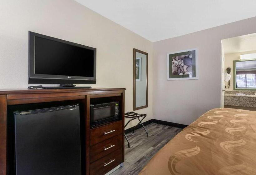 מיטת קינג בסוויטה, Quality Inn & Suites Near Downtown Mesa