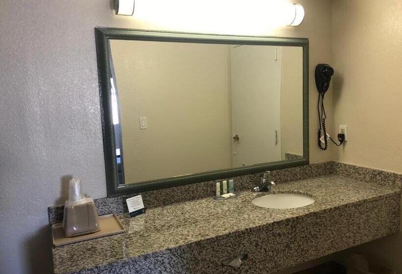 מיטת קינג בסוויטה, Quality Inn & Suites Near Downtown Mesa