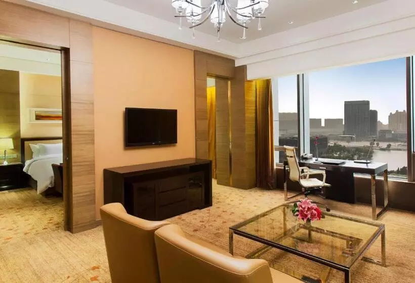 キングサイズベッドのスイートルーム, Crowne Plaza Nanjing Jiangning, An Ihg
