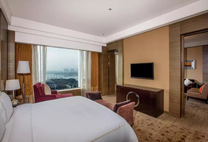 キングサイズベッドのスイートルーム, Crowne Plaza Nanjing Jiangning, An Ihg
