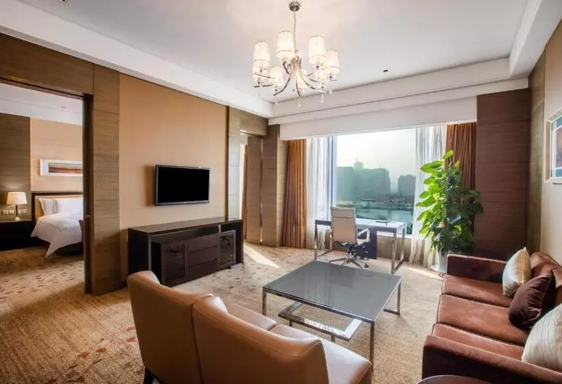キングサイズベッドのスイートルーム, Crowne Plaza Nanjing Jiangning, An Ihg