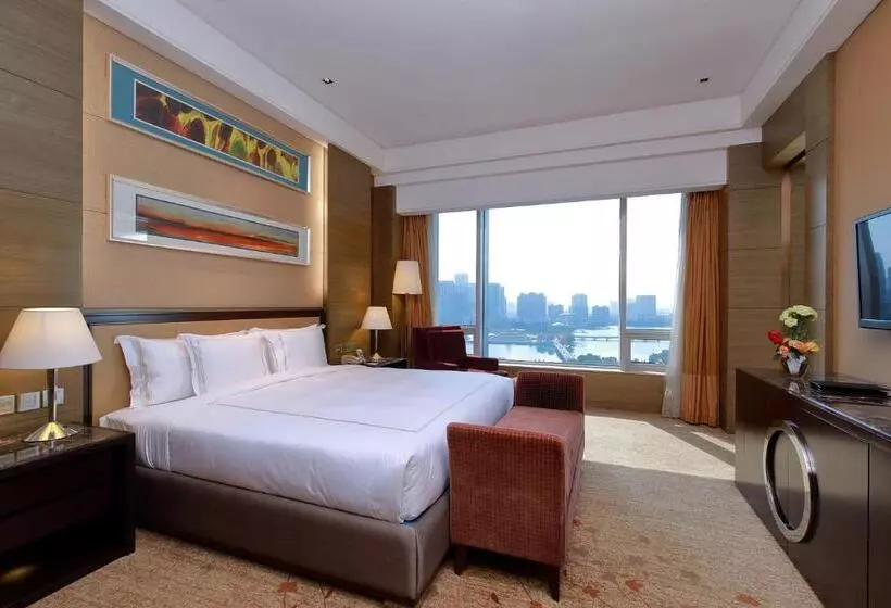 キングサイズベッドのスイートルーム, Crowne Plaza Nanjing Jiangning, An Ihg
