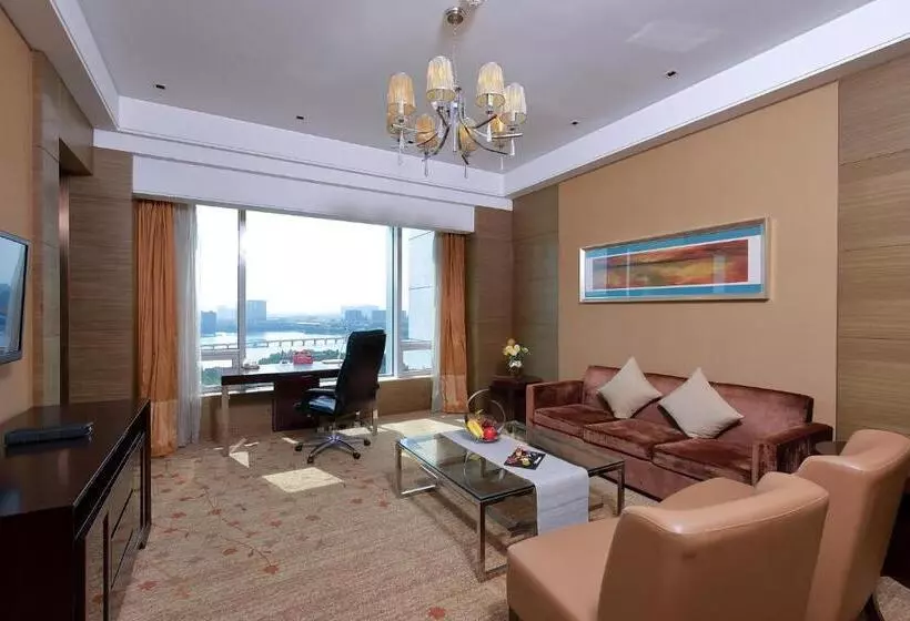 キングサイズベッドのスイートルーム, Crowne Plaza Nanjing Jiangning, An Ihg