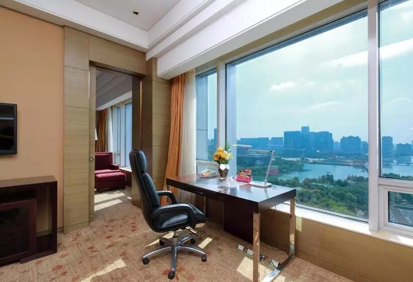 キングサイズベッドのスイートルーム, Crowne Plaza Nanjing Jiangning, An Ihg