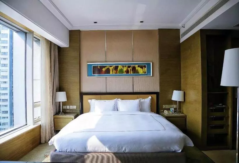 キングサイズベッドのスイートルーム, Crowne Plaza Nanjing Jiangning, An Ihg