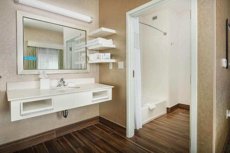 جناح لذوى الاحتياجات الخاصة, Hampton Inn & Suites Portland/hillsboroevergreen Park