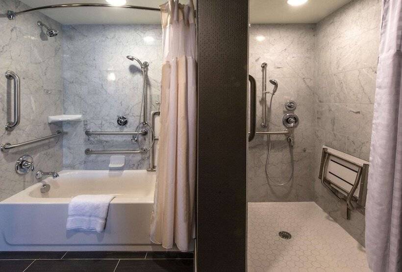 身障者適用スイートルーム, Hilton Garden Inn Charleston Waterfront/downtown