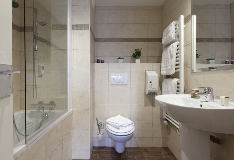 Номер Стандарт Трехместный, Logis Hôtel Duquesne