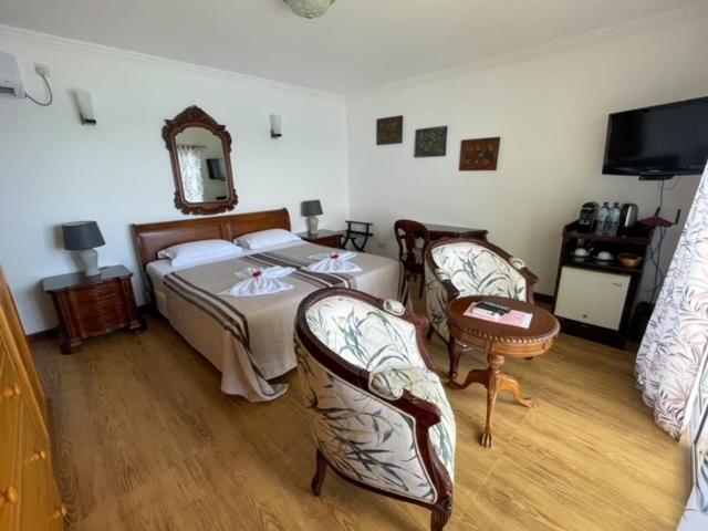 اتاق لوکس با بالکن و چشمانداز دریا, Treasure Cove Hotel & Restaurant