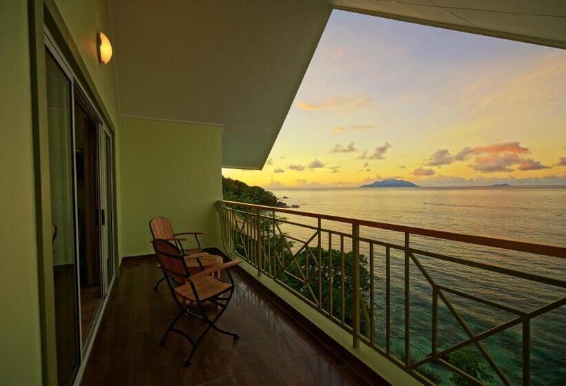 اتاق لوکس با بالکن و چشمانداز دریا, Treasure Cove Hotel & Restaurant