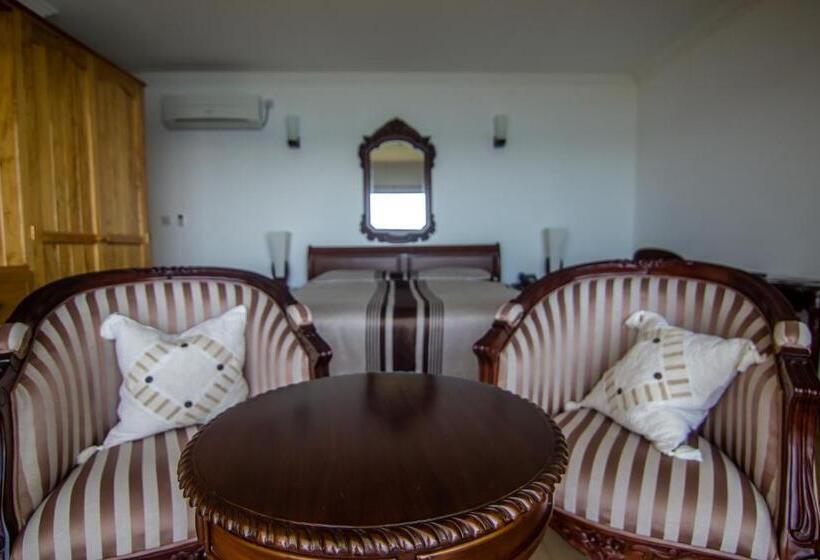 اتاق لوکس با بالکن و چشم‌انداز دریا, Treasure Cove Hotel & Restaurant